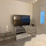 Arctic Riverside شقة *